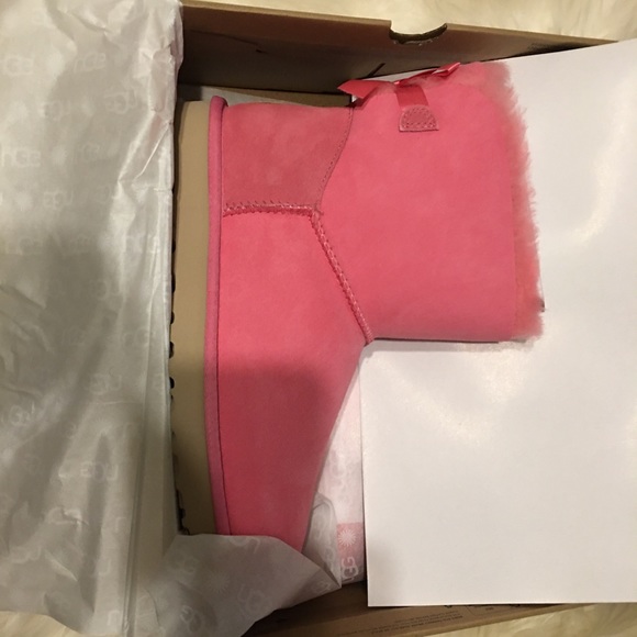 UGG! Pink. READ! No further disc. Must bundle/w at least 2 more items! SZ 9. - Picture 3 of 6